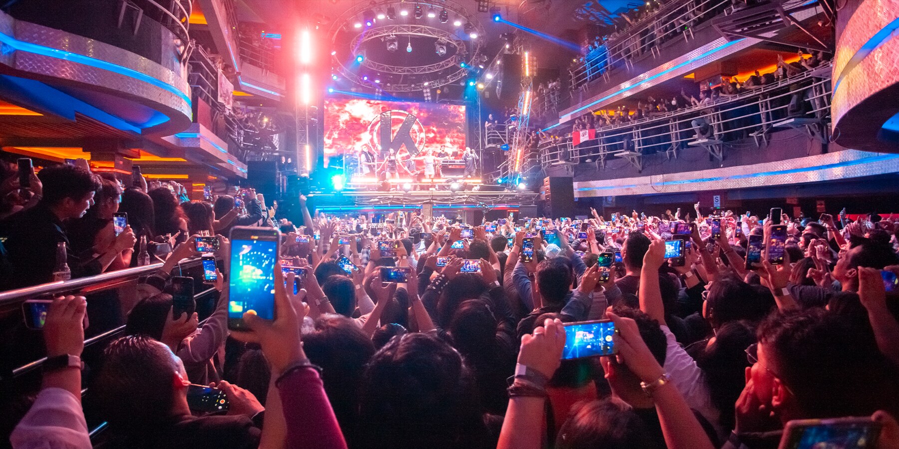 Escenario y público durante el concierto de Kudai